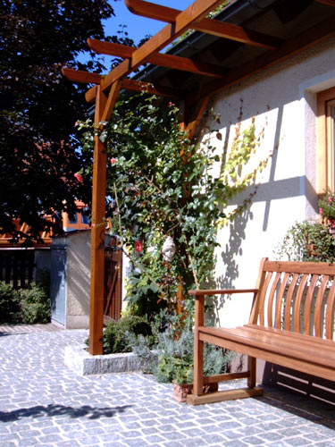 Vorgarten mit Pergola